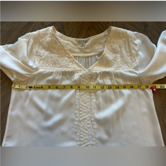 Lucky brand cream color 3/4 sleeve top with V neck size M - Picture 5 of 5